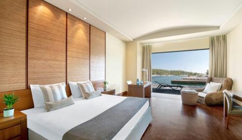 Captain's Suite Marina Front