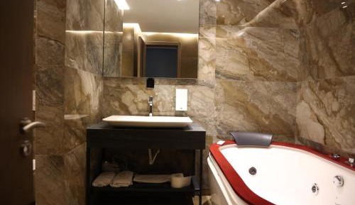 Deluxe Suite with Spa Bath