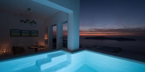 Honeymoon Suite with Private Jacuzzi and Caldera View