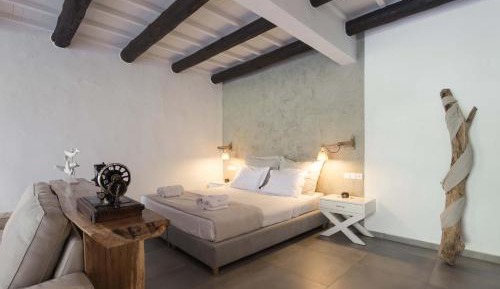Deluxe Suite with private yard and Hot Tub