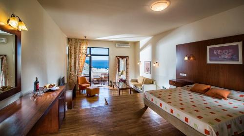 Junior Suite Inland View