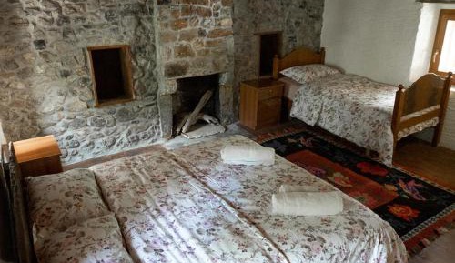 Deluxe Double Room (2 Adults + 1 Child)