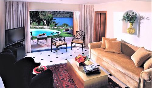  Exclusive One-Bedroom Suite or Maisonette with Sharing Pool