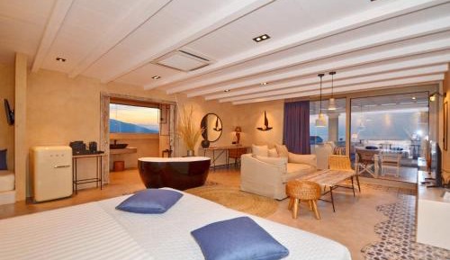 Deluxe Suite with Sea View
