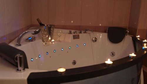 Studio with Spa Bath