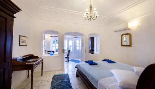 Romantic Villa with Caldera View