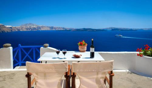 Classic Villa with Caldera View