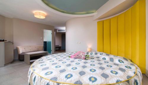 Junior Suite with Garden View
