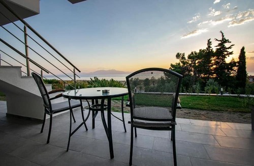 Nea Iraklia Hotel | HERACLEA SUITES