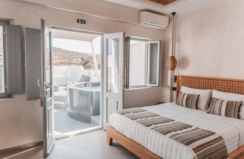 Kamari Hotel | Almyra Oia Suites Adults Only