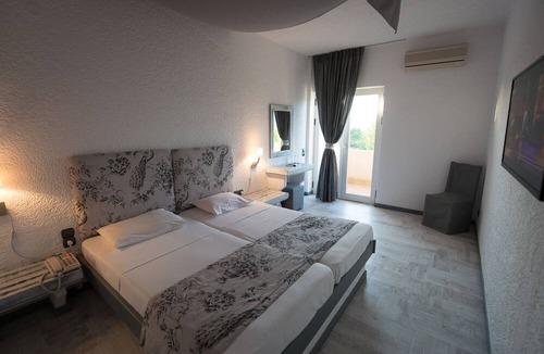 Longos Hotel | Long Beach Resort