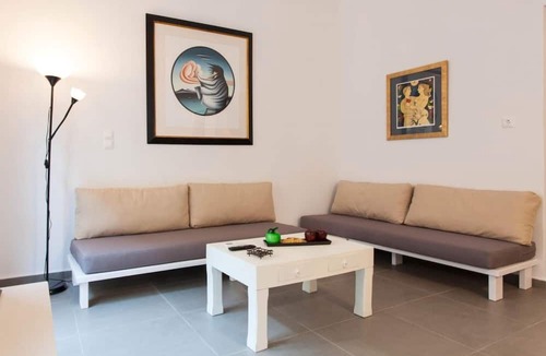Neos Kosmos House | 4BR House Near Acropolis Roof Garden 12 Guests and Jacuzzi