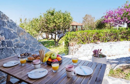 Vathianos Kampos House | The Kokkini Beach Retreat