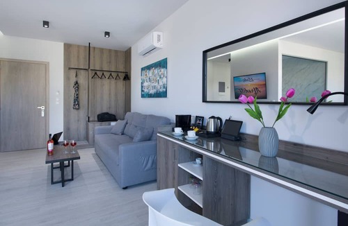 Agia Marina Hotel | xSuites - Adults Only Suites with Private Jacuzzi