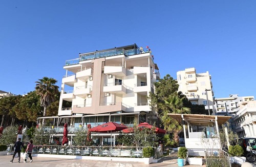Shkembi i Kavajes House | Vila Oxinn