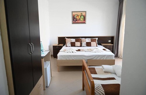 Shkembi i Kavajes House | Vila Oxinn