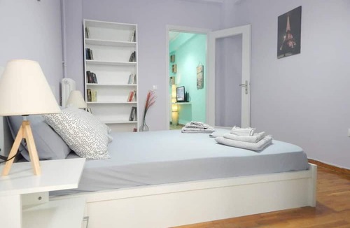 Attiki Apartment | 2 Bed Flat - Sleeps 4 - Pets - Parking - Wifi