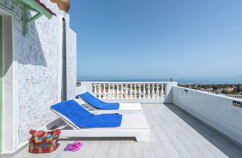 Piskopiano Apartment | Senior Citizen Suite in Blue