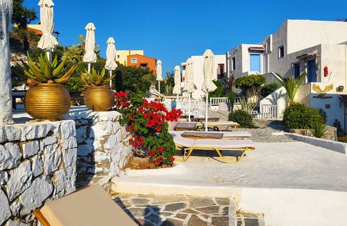 Piskopiano Apartment | Senior Citizen Suite in Blue