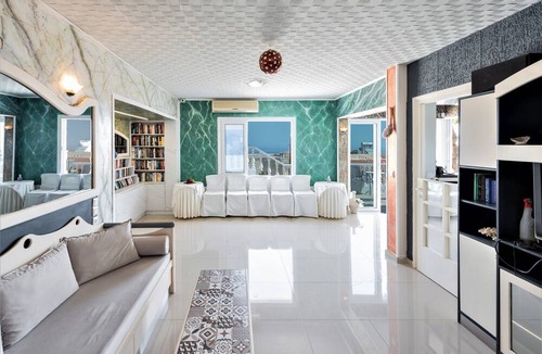 Piskopiano Apartment | Senior Citizen Suite in Blue