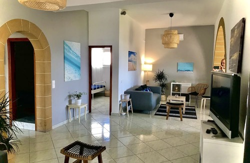 Kampos House | Easy to access and next to the two organized beaches of the island.