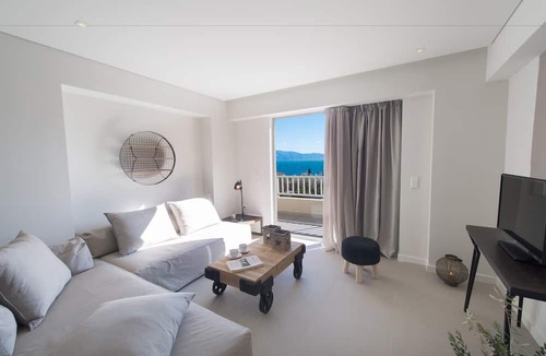 Nikiana Hotel | Crystal Waters