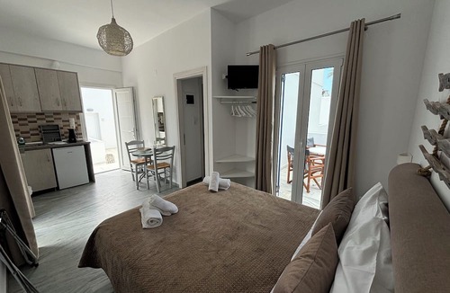 Parikia Hotel | Marioly Studios