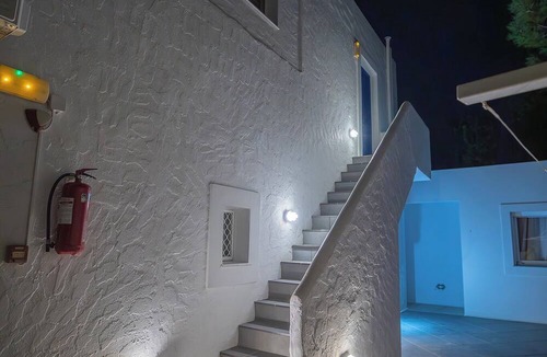 Kamari House | CALLIOPE MAILLE STUDIOS & APARTMENTS