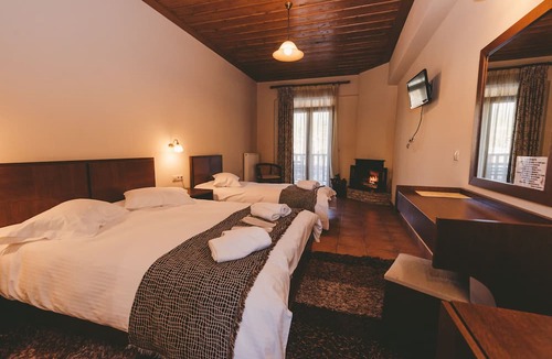Vitina Hotel | Thea Mainalou