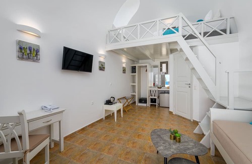 Kamari Hotel | En Plo Boutique Suites