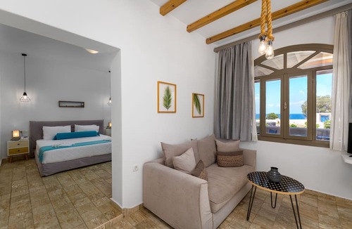 Kamari Hotel | En Plo Boutique Suites