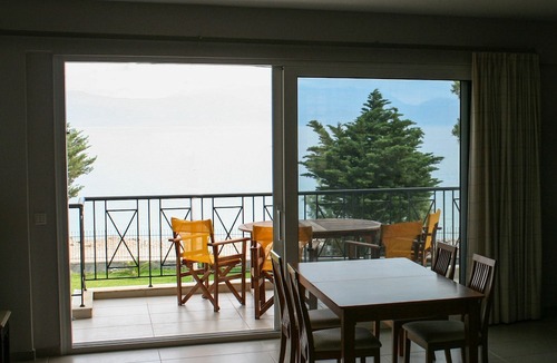 Sarakiniko Apartment | Diakopto beachfront, extra comfort 3BR family apartment (Punda Beach)