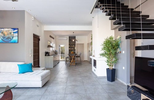 Adelianos Kampos Villa | Minimal Design & Rich Facilities Only 500m Away From Sandy Beach!