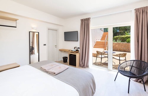 Plepi Hotel | 180 South Seaside Hotel