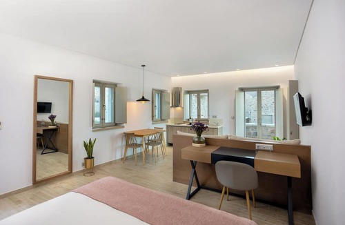 Omales Hotel | Armantanis Luxury Suites