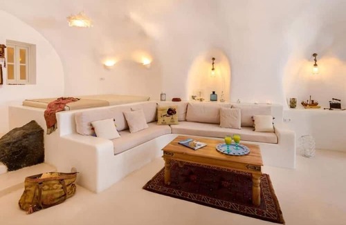 Karterados Villa | Cave at White Rock Private jacuzzi