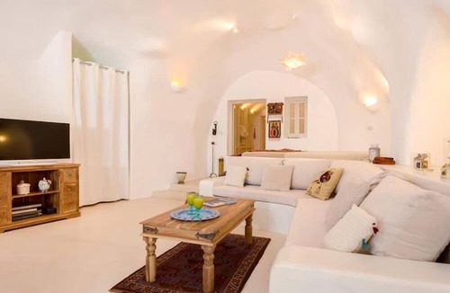 Karterados Villa | Cave at White Rock Private jacuzzi