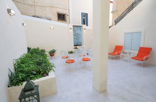 Poros House | Akanthos Poros Chic Seaside Retreat Built in 1904