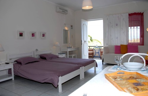 Pyrgos Psilonerou Hotel | Villa Fleria Seaside Studios & Apts
