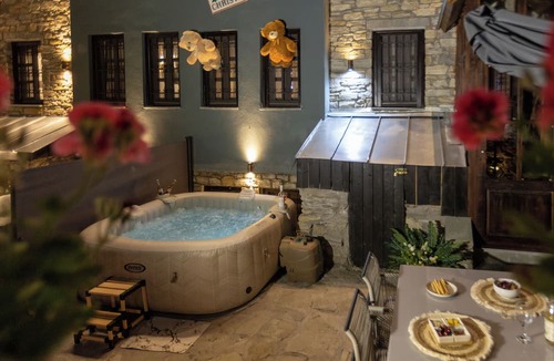 Nymfaio Villa | Rock Dandy La Maison De L’Ours | Top Fireplace Retreat