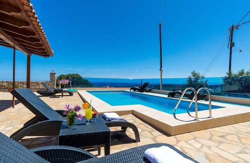 Polemarchi Apartment | Stunning Views Flat w. Pool, Explore Crete’s Bestnn