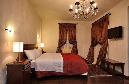 Vitina Hotel | Aiora Luxury Suites