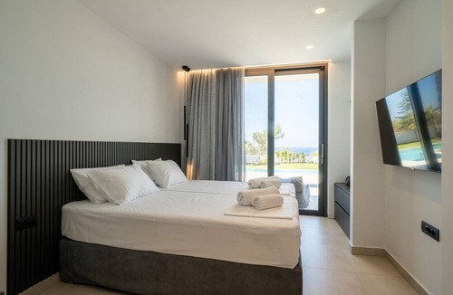 Anissaras Villa | Aethra Grand- Luxury 5-bed Villa 850m From Beach