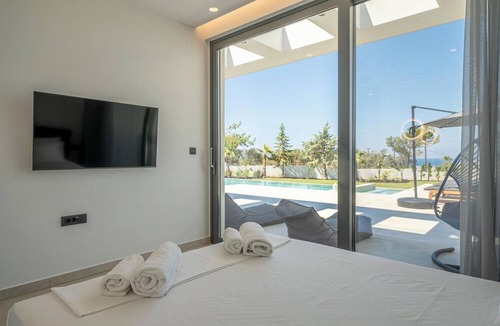Anissaras Villa | Aethra Grand- Luxury 5-bed Villa 850m From Beach