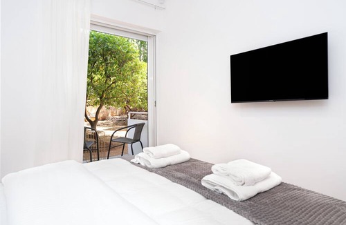 Glyfada Apartment | Stylish Apartment in Athens Riviera with Outdoor Patio