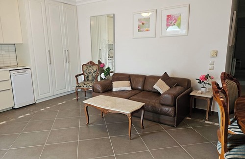 Lagonissi House | Guest Apartment Within a Villa in Lagonissi