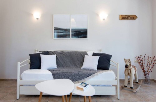 Ag. Georgios Villa | Villa Angelina offers a picturesque scenery.
