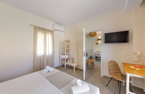 Galissas Hotel | Dolphin Bay Seaside Resort & Suites