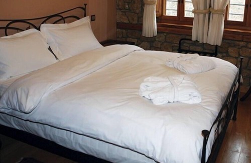 Almopia House | Roes Suites