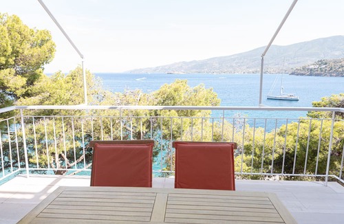 Poros Apartment | Beachfront Residence With Private Path To The Sea